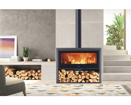 Krbové kachle s horiacim ohňom a drevenými polenami v obývacej izbe