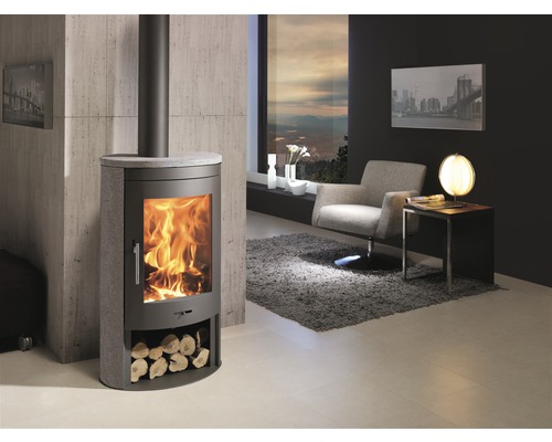 Obývacia izba s krbovými kachľami, kreslom a oknom