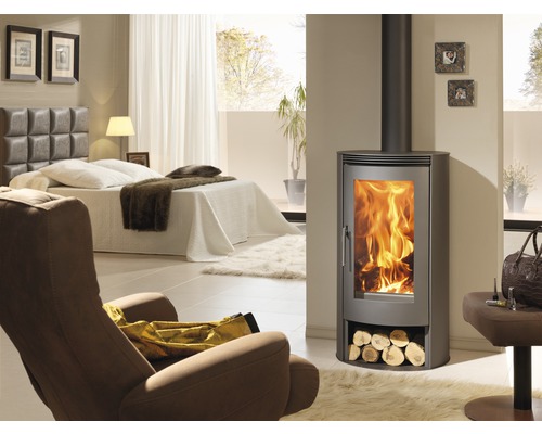 Krbové kachle s polenami v moderne zariadenej izbe