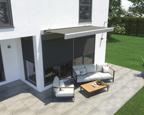 Terasa s markízou, sedením a dlažobnými kockami pred domom