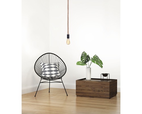 Závesná lampa s lanom, stolička a stôl s dekoráciou vo svetlej miestnosti