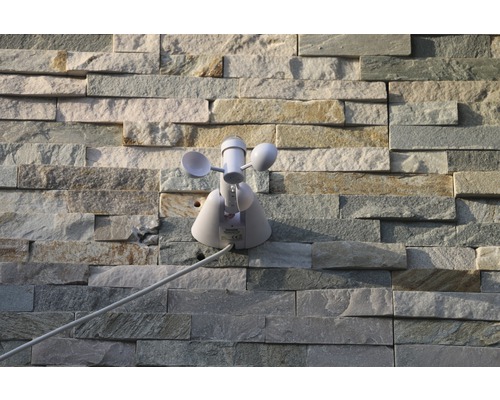 Meteorologická stanica s anemometrom na kamennej stene