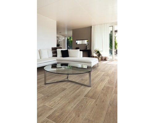 Svetlá obývacia izba s drevenou dlažbou, pohovkou a skleneným stolom