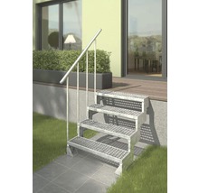 Kovové vonkajšie schodisko so zábradlím pred domom