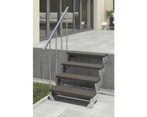 Vonkajšie schodisko so štyrmi stupňami a kovovým a dreveným zábradlím