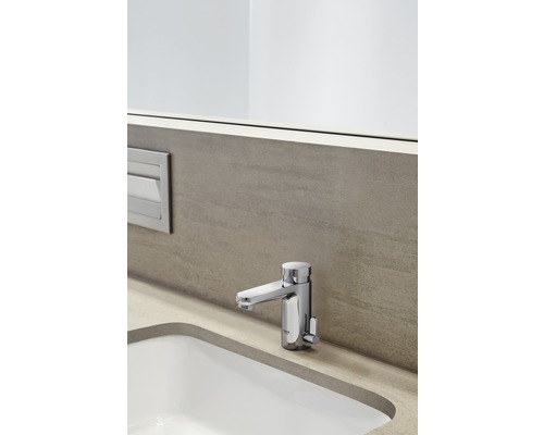 Umývadlová batéria z chrómu namontovaná na umývadle