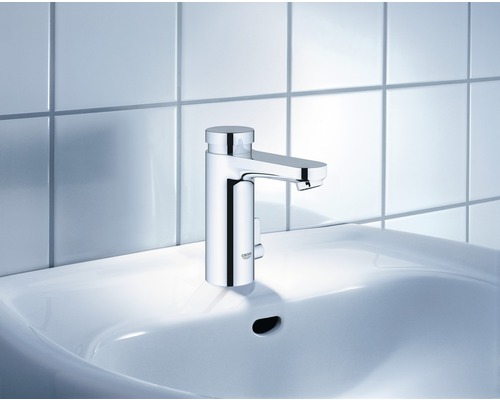 Umývadlová batéria z kovu namontovaná na umývadle