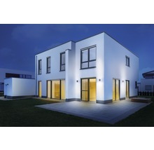 Moderný rodinný dom s vonkajším osvetlením v záhrade v noci