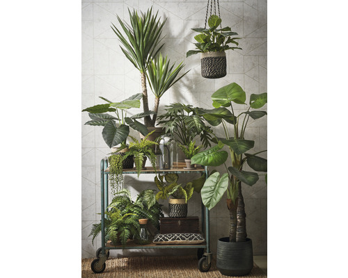 Dekoratívne umelé rastliny na pojazdnom regáli a kvetináči na podlahe vytvárajú živý interiér.