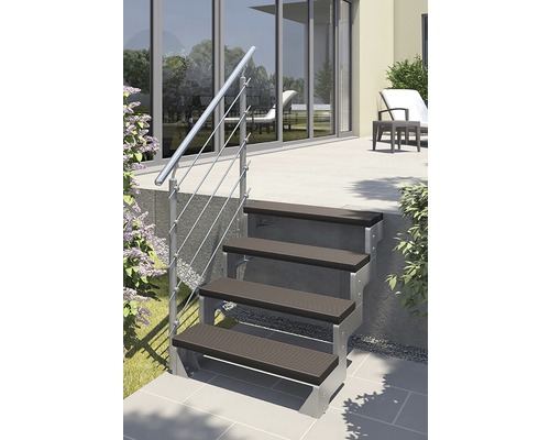 Vonkajšie schodisko so štyrmi stupňami a nerezovým zábradlím