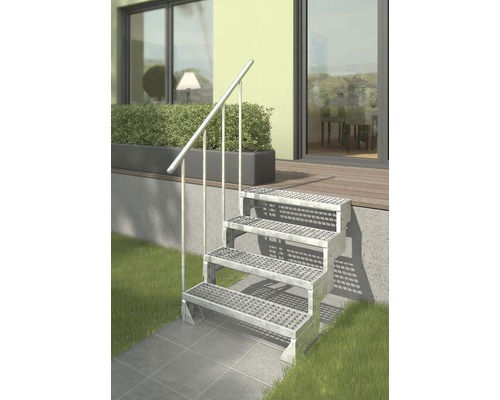 Kovové vonkajšie schodisko so zábradlím pred domom