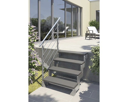 Vonkajšie schodisko so štyrmi schodmi a zábradlím pred terasovými dverami.