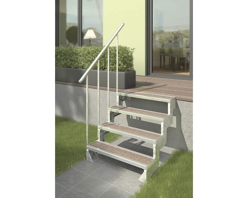 Vonkajšie schodisko so štyrmi stupňami a zábradlím