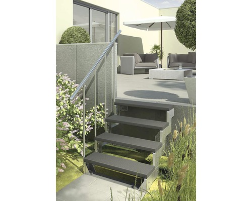 Vonkajšie schodisko s nerezovým zábradlím vedie na terasu s posedením