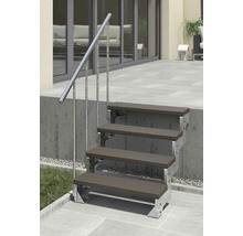 Vonkajšie schodisko so štyrmi stupňami a kovovým zábradlím