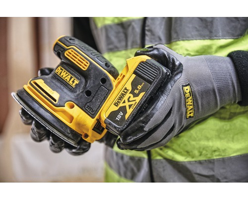 Akumulátorová vibračná brúska DeWalt s batériou v rukách robotníka