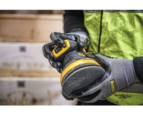 Osoba drží excentrickú brúsku značky DeWalt