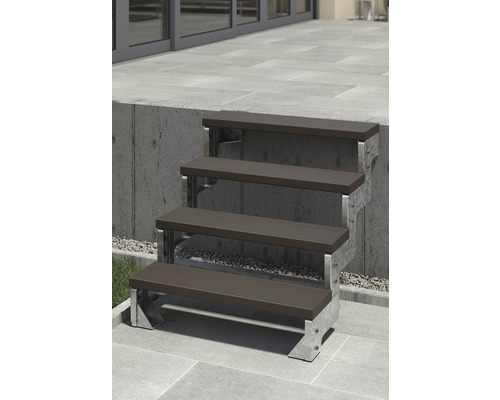 Vonkajšie schodisko so štyrmi schodmi a kovovým rámom