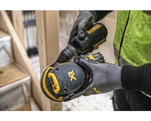 Logo DeWalt na akumulátorovej excentrickej brúske s odsávaním prachu