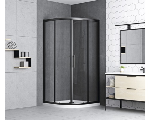 Kúpeľňová scéna s rohovým sprchovacím kútom s čiernym rámom