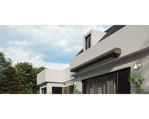 Fasáda domu s namontovanou markízou na ochranu proti slnku