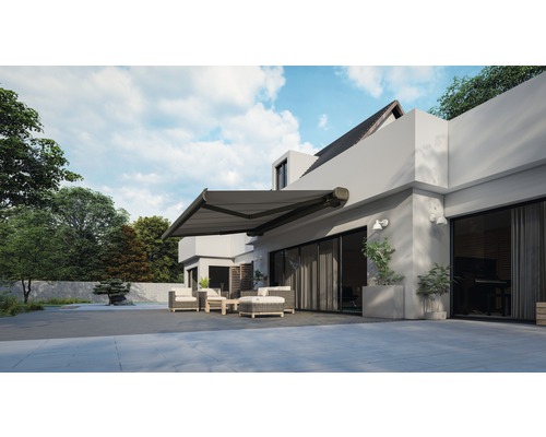 Terasa s vysunutou markízou a záhradným nábytkom pred moderným domom