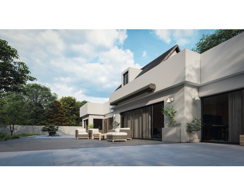 Vonkajší pohľad na moderný dom s markízou, záhradným nábytkom a udržiavanou záhradou