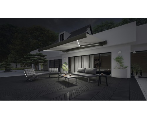 Terasa s markízou, nábytkom a osvetlením v noci