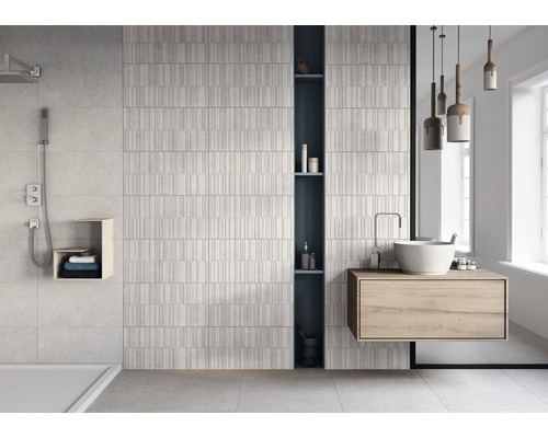 Moderná kúpeľňa so svetlými obkladmi, sprchou a umývadlom