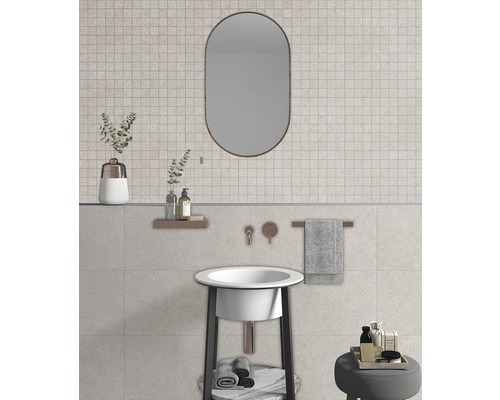 Kúpeľňa s umývadlom, zrkadlom a obkladmi