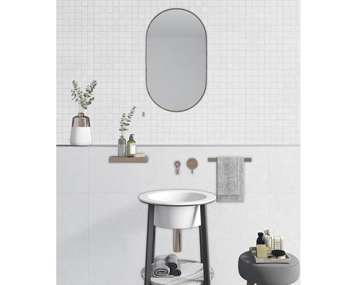 Svetlá kúpeľňa s umývadlom, zrkadlom a úložnými priestormi.