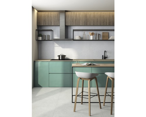 Moderná kuchyňa s kuchynským ostrovom a barovými stoličkami