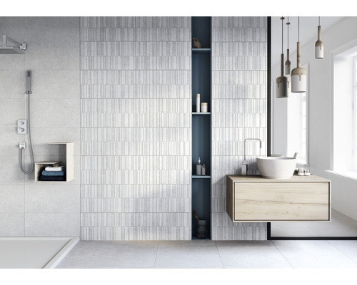 Moderná kúpeľňa so sprchou, umývadlom a obkladmi stien s kamenným vzhľadom