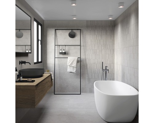 Moderná kúpeľňa s voľne stojacou vaňou, umývadlom a sivými obkladmi
