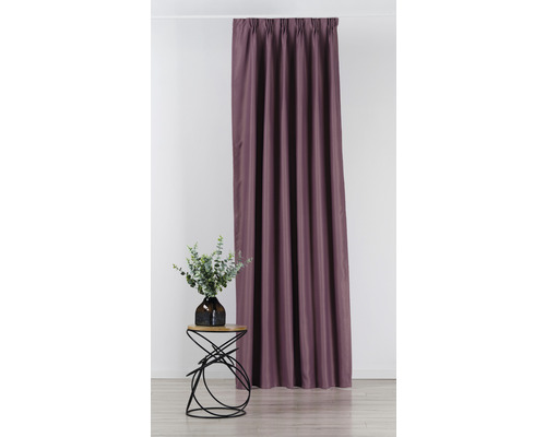 Dekoratívne šály s vázou na kvety na malom stolíku