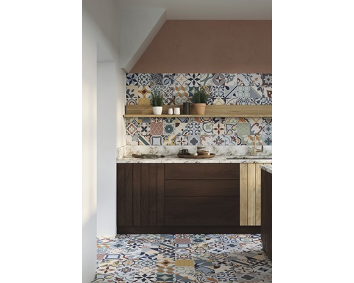 Kuchyňa s podlahovými a nástennými dlaždicami v patchworkovom štýle, drevenou skriňkou a policou