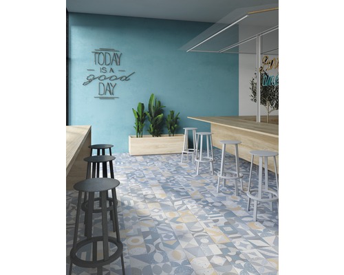 Interiér so stoličkami, pultom a podlahovými dlaždicami s geometrickými vzormi