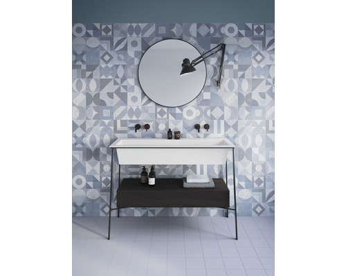 Kúpeľňa s umývadlom, zrkadlom, lampou a geometrickými obkladmi