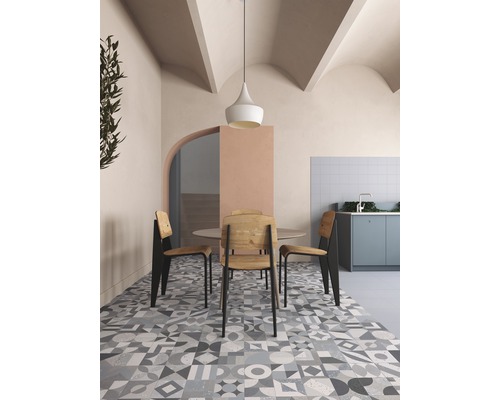 Jedáleň s jedálenským stolom, stoličkami, závesným svietidlom a vzorovanými dlaždicami