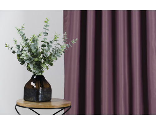 Dekoratívne aranžmán so závesom, stolom a vázou na kvety