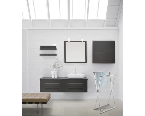 Kúpeľňa s umývadlom, zrkadlom, skrinkami, policami, vešiakom na uteráky a lavicou