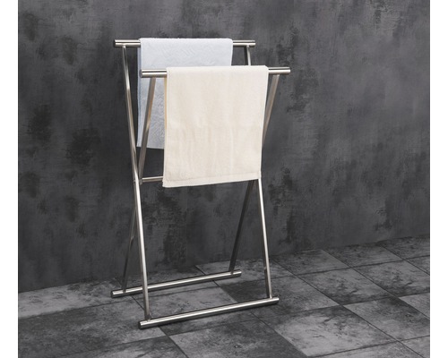 Voľne stojaci kovový držiak na uteráky s dvoma uterákmi