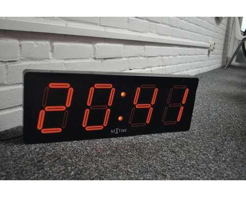 Digitálne hodiny Nextime na koberci