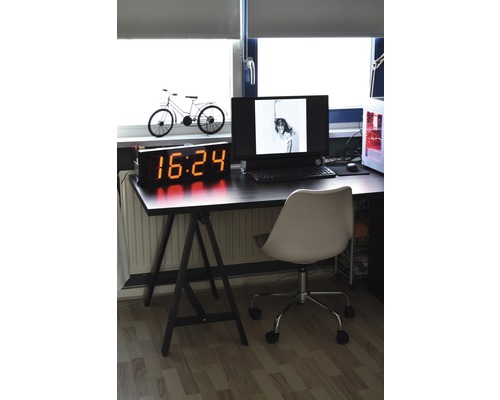 Pracovňa s písacím stolom, počítačom, kancelárskou stoličkou a digitálnymi hodinami