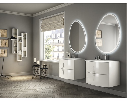 Svetlá kúpeľňa s dvojitým umývadlom, osvetlenými zrkadlami a drevenou podlahou