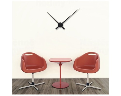 Dekoratívne nástenné hodiny nad stolom a stoličkami