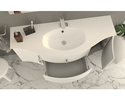 Pohľad zhora na kúpeľňu s umývadlovou skrinkou s otvorenou zásuvkou a dvierkami skriniek.