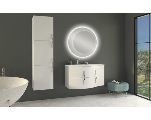 Kúpeľňová scéna s umývadlovou skrinkou, zrkadlovou skrinkou, osvetleným zrkadlom a stoličkou