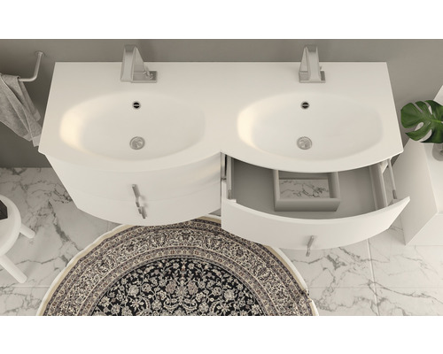 Kúpeľňa s bielym dvojitým umývadlom, batériami a spodnou skrinkou so zásuvkou