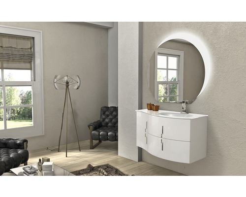 Kúpeľňa s umývadlovou skrinkou, umývadlom na dosku a osvetleným zrkadlom